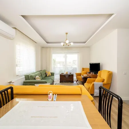 Charming And Colorful Apartment With Pool View Shared Pool And Balcony In Konyaalti Apartman *