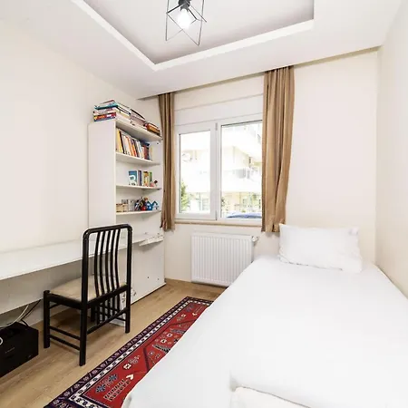 Charming And Colorful Apartment With Pool View Shared Pool And Balcony In Konyaalti Apartman